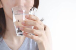 三鷹の歯医者、川島歯科医院で、舌ブラシは毎日必要？舌の磨きすぎによるリスクや適した頻度を解説