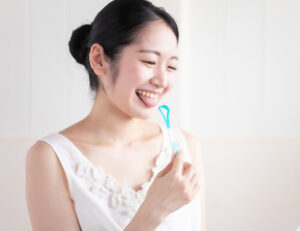 三鷹の歯医者、川島歯科医院で、舌ブラシは毎日必要？舌の磨きすぎによるリスクや適した頻度を解説